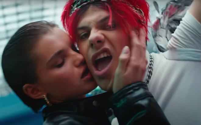 Cena do clipe "cotton candy" (Reprodução)
