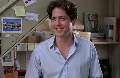 Hugh Grant acha que comédias românticas "são uma mentira" (Reprodução)