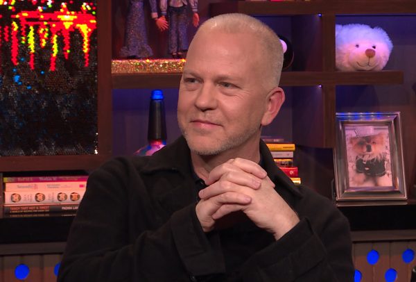 Ryan Murphy em entrevista (Reprodução)