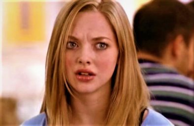 Amanda Seyfried como Karen Smith em "Meninas Malvadas" (Reprodução)
