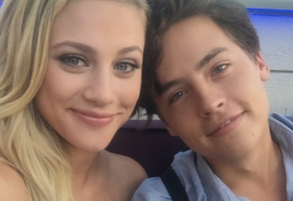 Lili Reinhart e Cole Sprouse em foto publicada no Instagram (Reprodução)