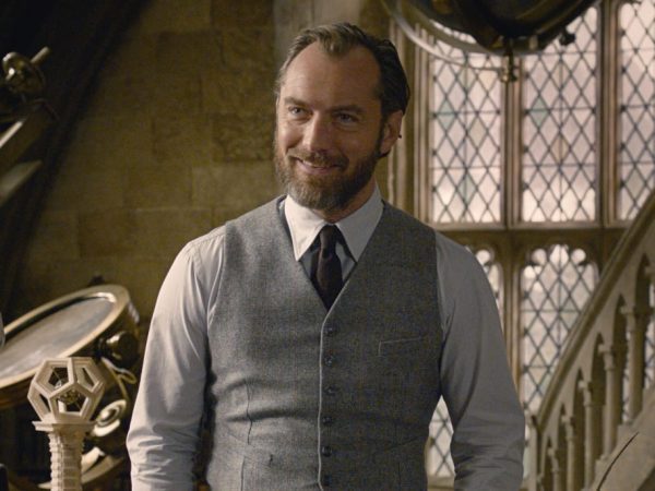 Jude Law em cena de "Animais Fantásticos" (Reprodução)