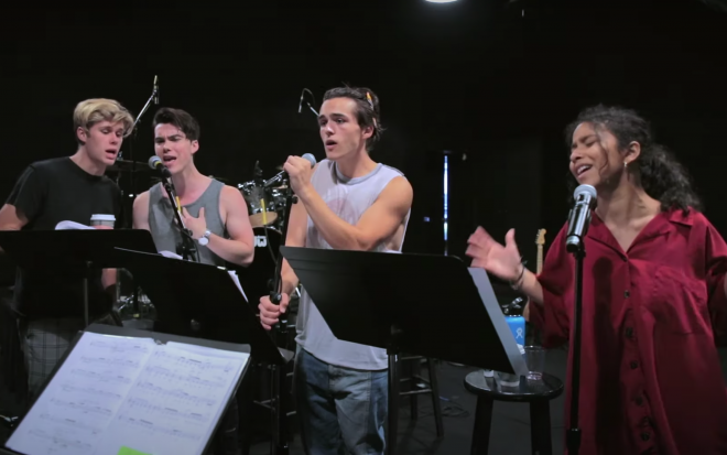 Elenco de “Julie and the Phantoms” soltando a voz nos ensaios - série já está disponível na Netflix (Reprodução)