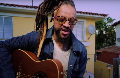Vídeos são semanalmente divulgados pelo músico (Reprodução)
