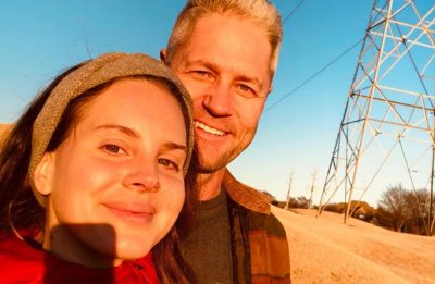 Lana Del Rey e Sean “Sticks” Larkin em foto publicada no Instagram (Reprodução)