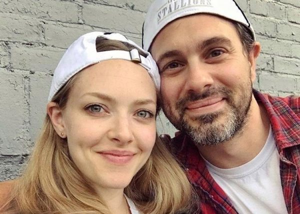 Amanda Seyfried e Thomas Sadoski em foto publicada no Instagram (Reprodução)