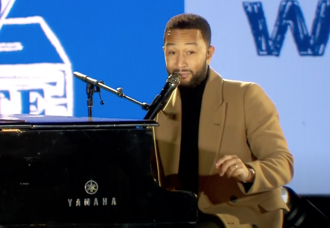 John Legend em vídeo de apresentação no comício de Joe Biden (Reprodução)