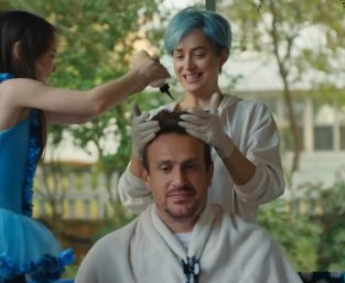 Cena de "Our Friend", que chega nos cinemas em janeiro de 2021 (Reprodução)