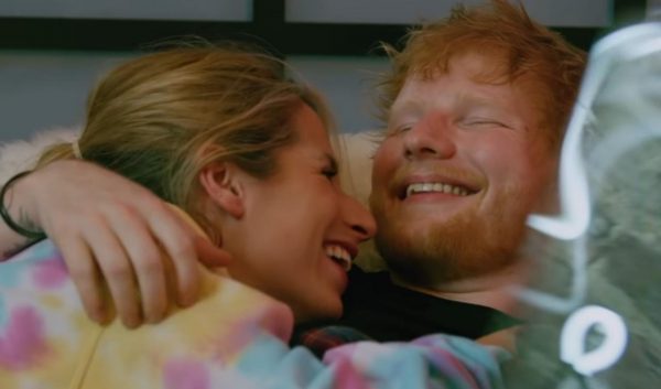 Ed Sheeran e Cherry Seaborn no clipe de “Put It All On Me” (Reprodução)