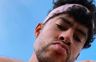 O álbum também traz feats. com Jhay Cortez e Abra (Reprodução)