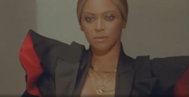 Beyoncé é capa da edição de dezembro da Vogue britânica (Reprodução)