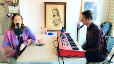 Tove Lo canta "Don't Say Goodbye" acompanha do tecladista Gustav em casa (Reprodução)