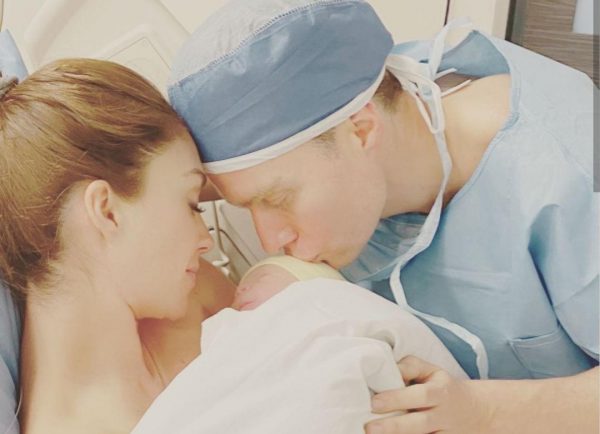 Anahí ao lado do marido e do filho Emiliano no Instagram (Reprodução)