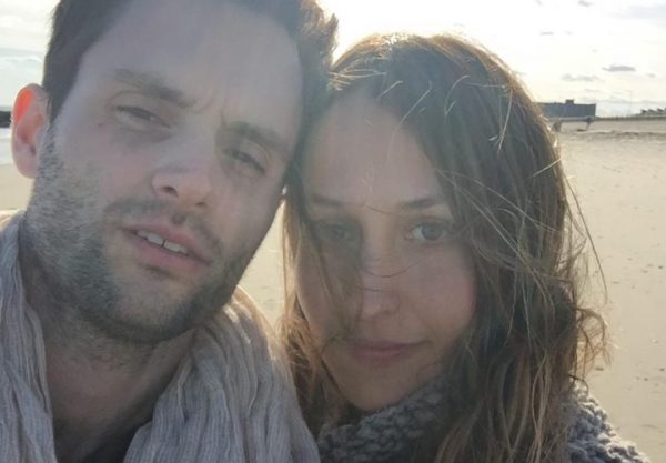 Penn Badgley e Domino Kirke (Reprodução)