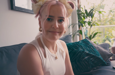 Anne-Marie em cena de vídeo bônus de "How To Be Anne-Marie" (Reprodução)