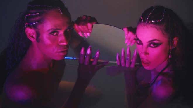 Siamese e Bruna Liz no clipe de "Trama" (Divulgação)