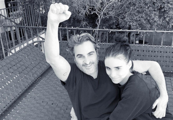 Joaquin Phoenix e Rooney Mara em foto publicada no Instagram (Reprodução)