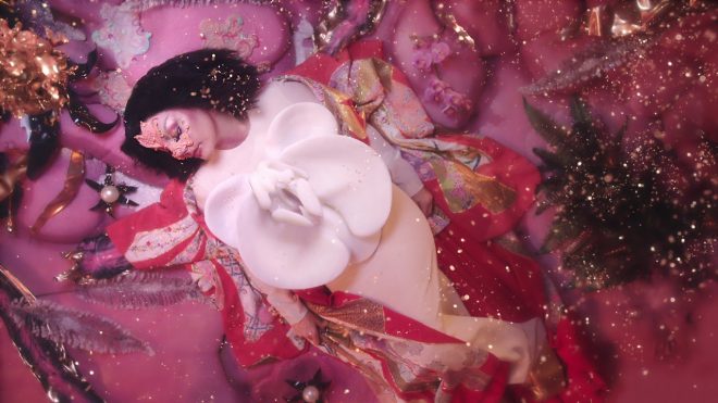 Bjork no clipe de "Utopia" (Reprodução)