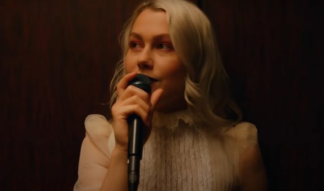 Phoebe Bridgers no programa do Seth Meyers (Reprodução)
