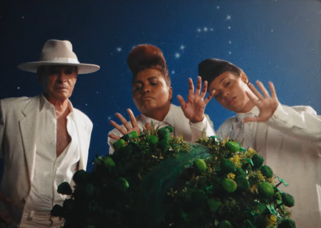 A música foi lançada hoje (26) nos streamings (Reprodução)
