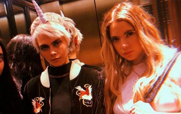 Cara Delevigne e Ashley Benson em foto publicada no Instagram (Reprodução)