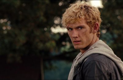 O modelo e ator ficou conhecido por filmes como "Alex Rider Contra o Tempo" e "Eu Sou o Número Quatro" (Reprodução)