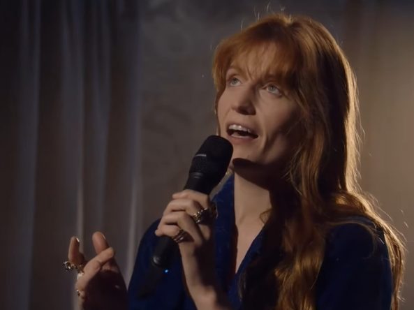 Artista fez apresentação solo da canção natalina (Reprodução)