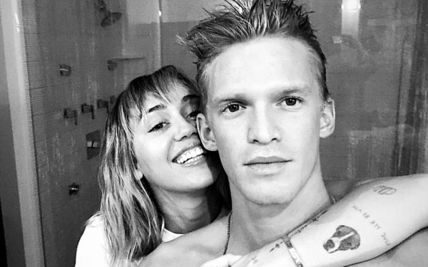 Miley Cyrus e Cody Simpson em foto publicada no Instagram (Reprodução)