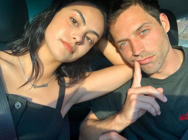 Camila Mendes e Grayson Vaughan em foto publicada no Instagram (Reprodução)