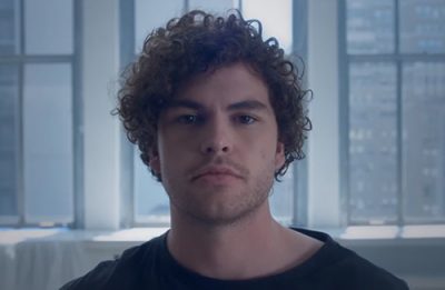 Vance Joy em vídeo de "Fire and Flood" (Reprodução)