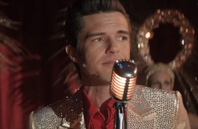 Vocalista Brandon Flowers em clipe de "The Man" (Reprodução)