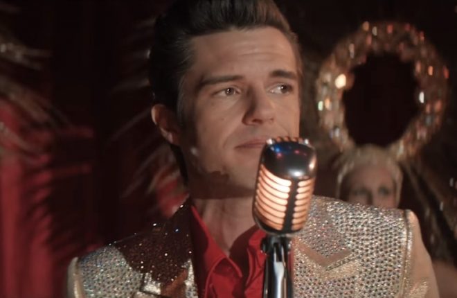 Vocalista Brandon Flowers em clipe de "The Man" (Reprodução)