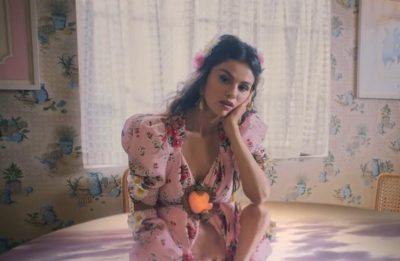 A letra do single é toda em espanhol (Reprodução)