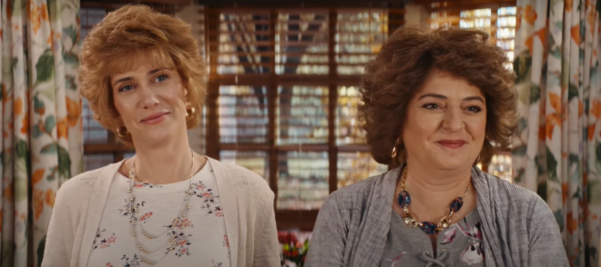 Kristen Wiig e Annie Mumolo são as protagonistas do longa (Reprodução / Youtube)