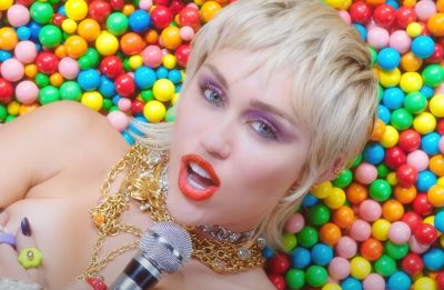 "Plastic Hearts", o álbum mais recente dela, foi lançado em novembro de 2020 (Reprodução)