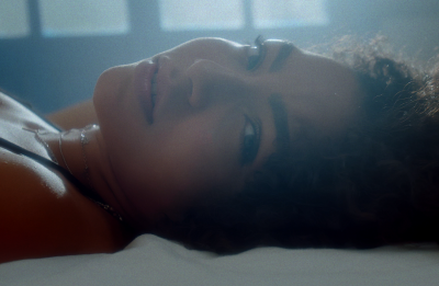 Faixa também ganhou um novo clipe (Foto: Divulgação)