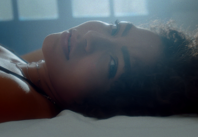 Faixa também ganhou um novo clipe (Foto: Divulgação)