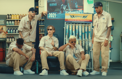 Na produção audiovisual, o grupo faz festa em um posto de gasolina (Reprodução / Youtube)