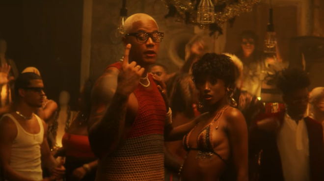 A música veio acompanhada por um clipe festivo e sensual (Reprodução / Youtube)