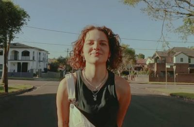 Ela traz referências de Billie Eilish, Clairo e Lorde (Reprodução)