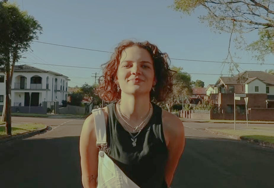 Ela traz referências de Billie Eilish, Clairo e Lorde (Reprodução)