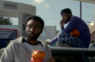 Donald Glover e Lakeith Stanfield são os protagonistas da série (Reprodução / Youtube)