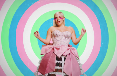 A cantora e compositora lançou seu disco de estreia, "Sinto Muito", em 2018 (Reprodução / Youtube)