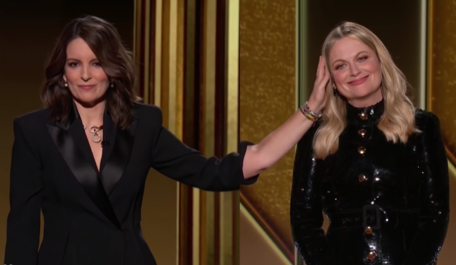 Tina Fey e Amy Poehler foram as anfitriãs da cerimônia deste ano (Reprodução / Youtube)