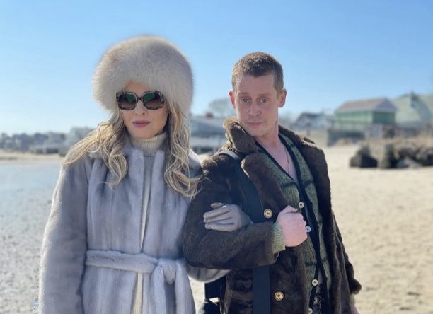 Macaulay Culkin e Leslie Grossman atuam nos novos episódios (Reprodução)
