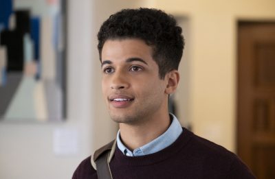 O ator estrelou o romance "Para Todos os Garotos: P.S. Ainda Amo Você" (Bettina Strauss / Netflix / Divulgação)