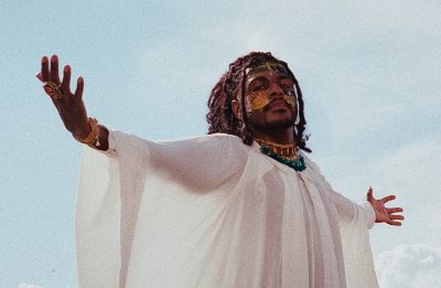 Primeiro álbum em cinco anos estreia como fábula sobre magia, morte e entrega (Foto: Divulgação/Larissa Zaidan)