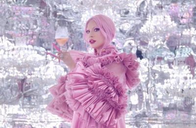 Quem assina a direção é Nick Knight (Reprodução)