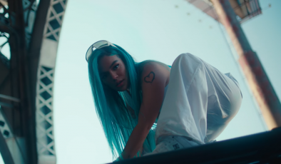 A colombiana estreou em primeiro lugar no “Top Latin Albums” da Billboard (Reprodução / Youtube)