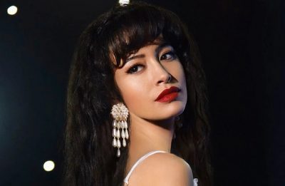 Christian Serratos vive Selena Quintanilla na produção (Divulgação)